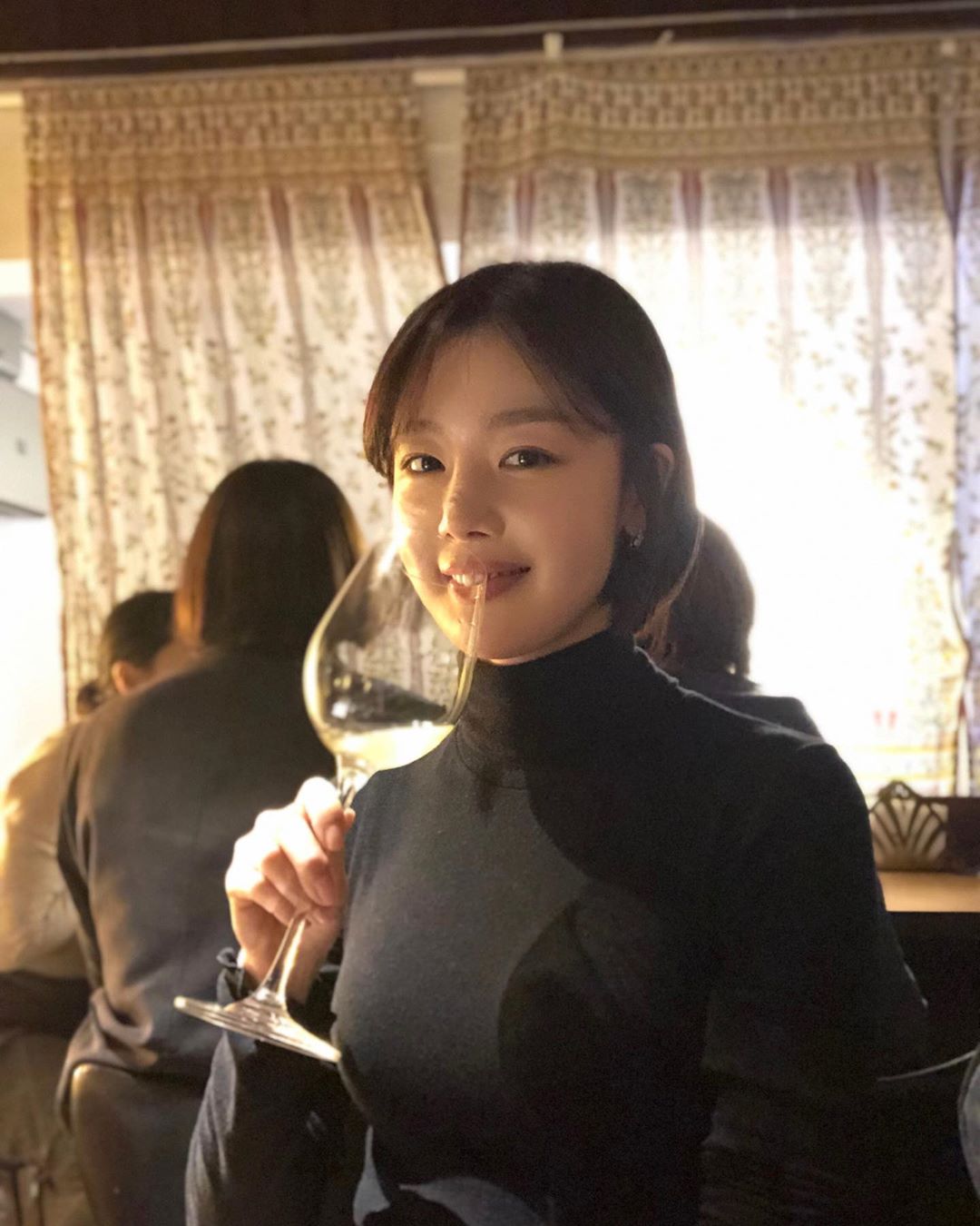 Han Sun-hwa showed off her elegant charmSinger and actor Han Sun-hwa posted a picture on his instagram on the 5th with an article entitled Wine that was sweet and bitter. A day that was sweet and bitter.The photo shows Han Sun-hwa in a black neck-polar T-shirt smiling with a wine glass.When the photos were released, netizens responded in various ways such as I am blind, I am so good with wine and I am living alone in the world.Meanwhile, Han Sun-hwa appeared in the OCN drama Save Me 2, which ended in June.Photo: Han Sun-hwa Instagram