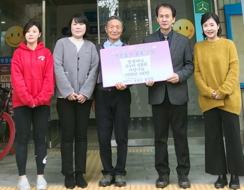 사진 가운데가 장광래씨 [천안시 제공. 재판매 및 DB 금지]