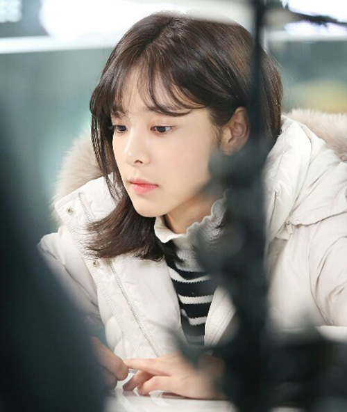 Actor Seol In-ah flaunts beautiful beautiful beautiful lookSeol In-ah posted a photo taken on the KBS2 Drama Love is Beautiful Life Wonderful scene through official SNS.In the open photo, Seol In-ah shows a sitting figure in a white padding jumper and a contradictory figure standing in a gray coat and knit.In the picture wearing a white padding Jumper, the pure beautiful look is outstanding in the photographs wearing gray coats and the sophistication is outstanding and emits various charms.In recent years, he has been showing a single styling to suit the changes in the drama, showing stable acting ability and strong personality even in the first weekend drama challenge, and is also performing well among the presidential candidates.Photo  Seol In-ah SNS