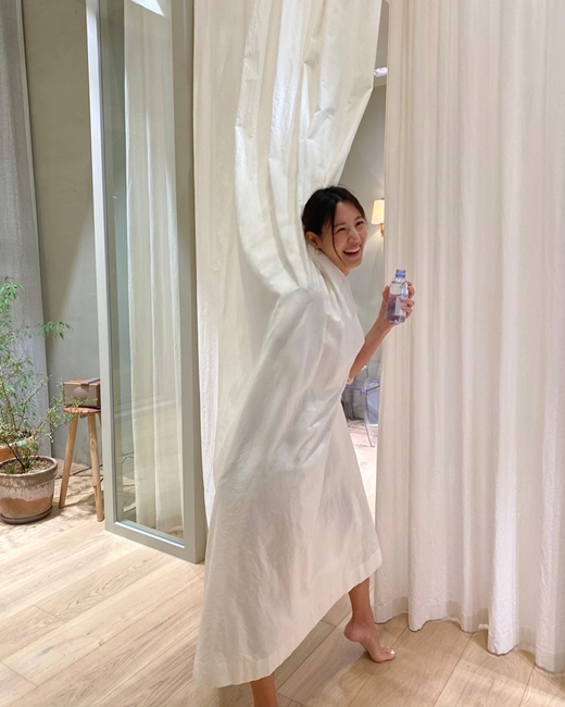 Claudia Kim, 34, has gone on wedding dress shopping ahead of the marriage ceremony.Claudia Kim released a photo on her instagram on the 6th with an article entitled Dress shopping. The wedding countdown begins.Claudia Kim in the public photo is smiling happily with curtains on her body as if she is wearing a dress fitting.Meanwhile, Claudia Kim will hold a marriage ceremony at the Shilla Hotel on the 14th.The prospective groom is Korean-American Businessman Cha Min-geun (Matthew Champine), who is three years old, and recently resigned as WeWorks representative.