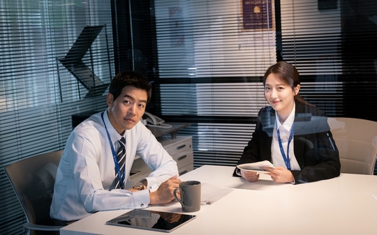 Jang Na-ra - Lee Sang-yoon - Lee Chung-ah - Kwak Sun-young - Pyo Ye-jin - Shin Jae-ha and other VIP protagonists work sites were released.SBS Wall Street Drama VIP (playplay by Cha Hae-won/director Lee Jung-rim) unveiled the scene where Actors burst Hot Summer Days, Passion and Hyun-neul on December 6.Unlike the thrilling drama that makes you sweat in your hands and breathtaking tension, 180 degrees is different, and behind Camera, a smile full of Reversal story is showing off a chemi.Jang Na-ra is playing Hot Summer Days as Na Jung-sun, who emits a very strong charisma with the irresistible hell blackening after learning the truth about Your Team Husband Woman in the play, but behind Camera, he is raising the atmosphere with a lovely face.Lee Sang-yoon is a team leader in the VIP team, covering actors and staff, playing a small company life situation during the break, and capturing the scene as a self-styled climate maker.Lee Chung-ah, who is making the house theater enthusiastic with the unstoppable crush side, reveals the charm of hiding, such as drawing a V with his finger when Camera faces him.Kwak Sun-young is a working mom who does not have a tearful day in the drama. She is always laughing at the filming site and is full of charm full of Reversal story.In addition, Pyo Ye-jin, who was shocked by being revealed as a husband of your team, is transformed into the youngest child who emits infinite charm at the same time that Camera is turned off, spreading the Happy Virus energy with his seniors and the scene.Shin Jae-ha, who presented the Reversal story, which is revealed as the first-class accident bundle of the VIP team and the unexpected limited express gold spoon, is working as a VIP mascot, making him laugh at the scene with heavy armedness with his unique wit and sharpness.emigration site
