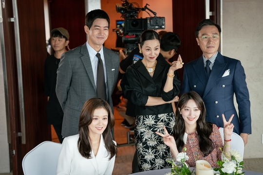Jang Na-ra - Lee Sang-yoon - Lee Chung-ah - Kwak Sun-young - Pyo Ye-jin - Shin Jae-ha and other VIP protagonists work sites were released.SBS Wall Street Drama VIP (playplay by Cha Hae-won/director Lee Jung-rim) unveiled the scene where Actors burst Hot Summer Days, Passion and Hyun-neul on December 6.Unlike the thrilling drama that makes you sweat in your hands and breathtaking tension, 180 degrees is different, and behind Camera, a smile full of Reversal story is showing off a chemi.Jang Na-ra is playing Hot Summer Days as Na Jung-sun, who emits a very strong charisma with the irresistible hell blackening after learning the truth about Your Team Husband Woman in the play, but behind Camera, he is raising the atmosphere with a lovely face.Lee Sang-yoon is a team leader in the VIP team, covering actors and staff, playing a small company life situation during the break, and capturing the scene as a self-styled climate maker.Lee Chung-ah, who is making the house theater enthusiastic with the unstoppable crush side, reveals the charm of hiding, such as drawing a V with his finger when Camera faces him.Kwak Sun-young is a working mom who does not have a tearful day in the drama. She is always laughing at the filming site and is full of charm full of Reversal story.In addition, Pyo Ye-jin, who was shocked by being revealed as a husband of your team, is transformed into the youngest child who emits infinite charm at the same time that Camera is turned off, spreading the Happy Virus energy with his seniors and the scene.Shin Jae-ha, who presented the Reversal story, which is revealed as the first-class accident bundle of the VIP team and the unexpected limited express gold spoon, is working as a VIP mascot, making him laugh at the scene with heavy armedness with his unique wit and sharpness.emigration site