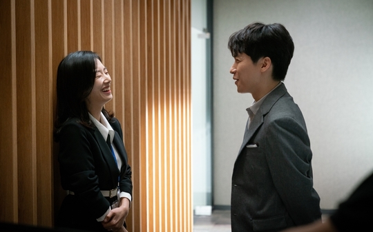 Jang Na-ra - Lee Sang-yoon - Lee Chung-ah - Kwak Sun-young - Pyo Ye-jin - Shin Jae-ha and other VIP protagonists work sites were released.SBS Wall Street Drama VIP (playplay by Cha Hae-won/director Lee Jung-rim) unveiled the scene where Actors burst Hot Summer Days, Passion and Hyun-neul on December 6.Unlike the thrilling drama that makes you sweat in your hands and breathtaking tension, 180 degrees is different, and behind Camera, a smile full of Reversal story is showing off a chemi.Jang Na-ra is playing Hot Summer Days as Na Jung-sun, who emits a very strong charisma with the irresistible hell blackening after learning the truth about Your Team Husband Woman in the play, but behind Camera, he is raising the atmosphere with a lovely face.Lee Sang-yoon is a team leader in the VIP team, covering actors and staff, playing a small company life situation during the break, and capturing the scene as a self-styled climate maker.Lee Chung-ah, who is making the house theater enthusiastic with the unstoppable crush side, reveals the charm of hiding, such as drawing a V with his finger when Camera faces him.Kwak Sun-young is a working mom who does not have a tearful day in the drama. She is always laughing at the filming site and is full of charm full of Reversal story.In addition, Pyo Ye-jin, who was shocked by being revealed as a husband of your team, is transformed into the youngest child who emits infinite charm at the same time that Camera is turned off, spreading the Happy Virus energy with his seniors and the scene.Shin Jae-ha, who presented the Reversal story, which is revealed as the first-class accident bundle of the VIP team and the unexpected limited express gold spoon, is working as a VIP mascot, making him laugh at the scene with heavy armedness with his unique wit and sharpness.emigration site