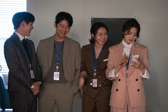 Jang Na-ra - Lee Sang-yoon - Lee Chung-ah - Kwak Sun-young - Pyo Ye-jin - Shin Jae-ha and other VIP protagonists work sites were released.SBS Wall Street Drama VIP (playplay by Cha Hae-won/director Lee Jung-rim) unveiled the scene where Actors burst Hot Summer Days, Passion and Hyun-neul on December 6.Unlike the thrilling drama that makes you sweat in your hands and breathtaking tension, 180 degrees is different, and behind Camera, a smile full of Reversal story is showing off a chemi.Jang Na-ra is playing Hot Summer Days as Na Jung-sun, who emits a very strong charisma with the irresistible hell blackening after learning the truth about Your Team Husband Woman in the play, but behind Camera, he is raising the atmosphere with a lovely face.Lee Sang-yoon is a team leader in the VIP team, covering actors and staff, playing a small company life situation during the break, and capturing the scene as a self-styled climate maker.Lee Chung-ah, who is making the house theater enthusiastic with the unstoppable crush side, reveals the charm of hiding, such as drawing a V with his finger when Camera faces him.Kwak Sun-young is a working mom who does not have a tearful day in the drama. She is always laughing at the filming site and is full of charm full of Reversal story.In addition, Pyo Ye-jin, who was shocked by being revealed as a husband of your team, is transformed into the youngest child who emits infinite charm at the same time that Camera is turned off, spreading the Happy Virus energy with his seniors and the scene.Shin Jae-ha, who presented the Reversal story, which is revealed as the first-class accident bundle of the VIP team and the unexpected limited express gold spoon, is working as a VIP mascot, making him laugh at the scene with heavy armedness with his unique wit and sharpness.emigration site