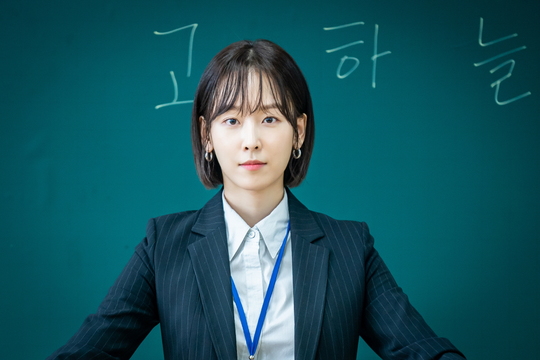 Black Dog Seo Hyun-jins ordinary growing period will offer SEK magic.There is a growing interest in TVNs New Moonwha Drama Black Dog (director Hwang Joon-hyuk, playwright Park Joo-yeon, production studio Dragon, and Urban Works), which will be broadcast first on December 16th following the Ghost Hold.Black Dog depicts a story of a social early-year high-rise teacher who became a fixed-term teacher struggling to survive by keeping his dreams in school, a microcosm of our society.They vividly depict their veiled world with the teacher who has the school as a workplace, not the school that I saw outside the frame.Especially, we look forward to seeing their real real situation through a fixed-term teacher who knows the bitter taste of reality more than anyone else and expect to show another face of the school we did not know.Above all, the harsh growing period of the new fixed-term teacher High Sky, which is the main axis of the story, gives deep empathy.As you have to draw detailed changes in the high sky that are fiercely agonizing and growing in order to survive in a private high school such as a day-to-day ice sheet, attention is focused more than ever on the transformation of Seo Hyun-jins Acting.Seo Hyun-jin, who produced Empathy by digesting any character in his own color, is already waiting for the Life Car (Life Character) that he will create again.It seems to be seemingly unsavory, but it should not be seen by students and parents as fake teachers or one year period.I experience the bitter taste of reality in a private high school where there is a breathtaking competition between the invisible sequence between the fixed-term teacher and the regular teacher, the line-trip to survive and the struggle to notice.Attention is drawn to whether the high-rise teacher, who is a new fixed-term teacher who can not be SEK, can survive in their own battlefield with special rules, and the growing period to become a real teacher.The implications of the title of Drama are also attracting attention.The Black Dog syndrome, which shows a remarkable but rather unselected irony, is derived from the phenomenon that the adoption of a black puppy is avoided because it is just black.Like this, Black Dog means someone who is alienated by prejudice in our society where one failure can be stigmatized forever.The sky that has failed and has only achieved the dream of a teacher, and the sky that is tagged as a time teacher and confronts all kinds of problems is indeed Black Dog of this era.Nevertheless, rather than being frustrated, the way you go straight ahead to achieve your beliefs and the goal of being a real teacher gives viewers an impression and emotion.Park Su-in