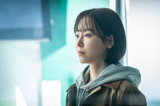 Black Dog Seo Hyun-jins ordinary growing period will offer SEK magic.There is a growing interest in TVNs New Moonwha Drama Black Dog (director Hwang Joon-hyuk, playwright Park Joo-yeon, production studio Dragon, and Urban Works), which will be broadcast first on December 16th following the Ghost Hold.Black Dog depicts a story of a social early-year high-rise teacher who became a fixed-term teacher struggling to survive by keeping his dreams in school, a microcosm of our society.They vividly depict their veiled world with the teacher who has the school as a workplace, not the school that I saw outside the frame.Especially, we look forward to seeing their real real situation through a fixed-term teacher who knows the bitter taste of reality more than anyone else and expect to show another face of the school we did not know.Above all, the harsh growing period of the new fixed-term teacher High Sky, which is the main axis of the story, gives deep empathy.As you have to draw detailed changes in the high sky that are fiercely agonizing and growing in order to survive in a private high school such as a day-to-day ice sheet, attention is focused more than ever on the transformation of Seo Hyun-jins Acting.Seo Hyun-jin, who produced Empathy by digesting any character in his own color, is already waiting for the Life Car (Life Character) that he will create again.It seems to be seemingly unsavory, but it should not be seen by students and parents as fake teachers or one year period.I experience the bitter taste of reality in a private high school where there is a breathtaking competition between the invisible sequence between the fixed-term teacher and the regular teacher, the line-trip to survive and the struggle to notice.Attention is drawn to whether the high-rise teacher, who is a new fixed-term teacher who can not be SEK, can survive in their own battlefield with special rules, and the growing period to become a real teacher.The implications of the title of Drama are also attracting attention.The Black Dog syndrome, which shows a remarkable but rather unselected irony, is derived from the phenomenon that the adoption of a black puppy is avoided because it is just black.Like this, Black Dog means someone who is alienated by prejudice in our society where one failure can be stigmatized forever.The sky that has failed and has only achieved the dream of a teacher, and the sky that is tagged as a time teacher and confronts all kinds of problems is indeed Black Dog of this era.Nevertheless, rather than being frustrated, the way you go straight ahead to achieve your beliefs and the goal of being a real teacher gives viewers an impression and emotion.Park Su-in