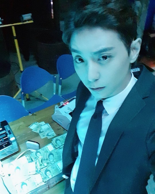 Actor Mo Xuanyu showed off his charismatic lookMo Xuanyu posted a picture on his Instagram on December 5 with an article entitled Please wait for the next week.The photo shows Mo Xuanyus selfie. Mo Xuanyu, who is stylish with a black suit, looks chic and looks at the camera and shows off his masculine beauty.The warm visuals, as well as the unusual atmosphere, stand out.Park So-hee