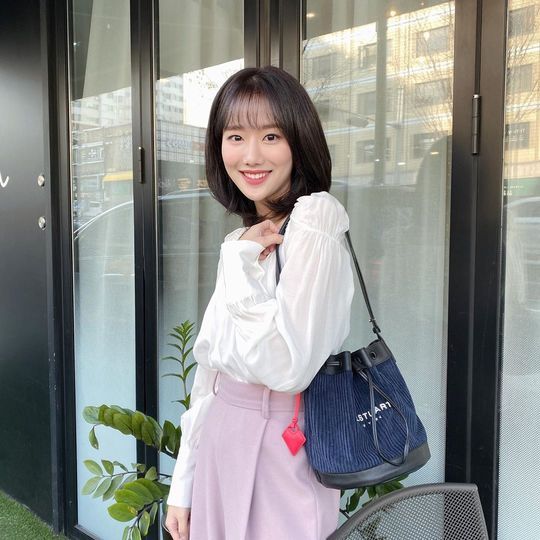 Lee Na-eun showed off his beautiful looks even on the break.Group April member Lee Na-eun shared two photos to her Instagram on December 6.Lee Na-eun in the photo is beaming in a white blouse, which thrilled fans with his bright skin and distinct features.han jung-won