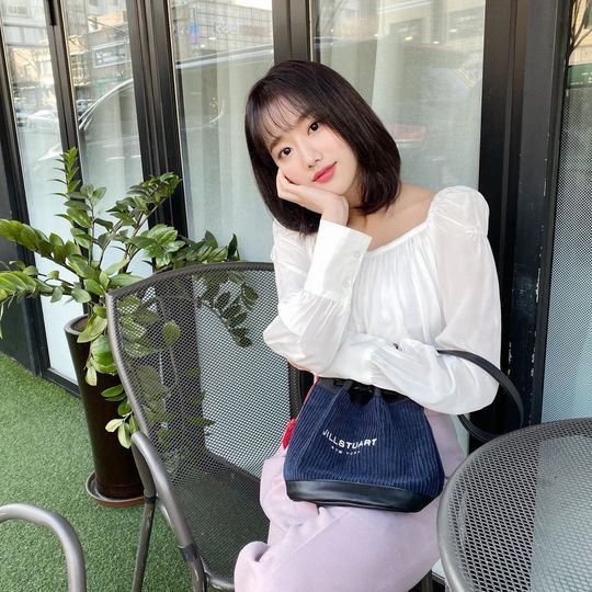 Lee Na-eun showed off his beautiful looks even on the break.Group April member Lee Na-eun shared two photos to her Instagram on December 6.Lee Na-eun in the photo is beaming in a white blouse, which thrilled fans with his bright skin and distinct features.han jung-won