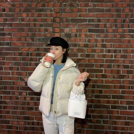 Group Girls Day member Minah boasted a clean beauty.Minah posted several photos on his instagram on December 6, along with an article entitled Its too cold, I should melt my body with a soft latte.Inside the picture was a picture of Minah drinking coffee, which added a pure charm with white padding.Minahs dissipating small face size and white-green skin without any blemishes make her beauty even more prominent.delay stock