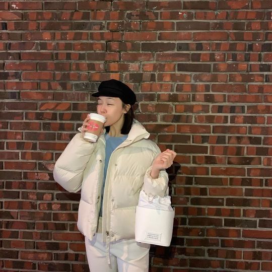 Group Girls Day member Minah boasted a clean beauty.Minah posted several photos on his instagram on December 6, along with an article entitled Its too cold, I should melt my body with a soft latte.Inside the picture was a picture of Minah drinking coffee, which added a pure charm with white padding.Minahs dissipating small face size and white-green skin without any blemishes make her beauty even more prominent.delay stock