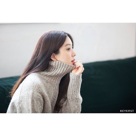 Actor Jung Ryeo-wons fashion photo shoot behind-the-scenes photos were released.Jung Ryeo-won agency Keyeast Entertainment official Instagram on December 6 D-10!JTBC Wolhwa Drama Prosecutor Civil War Is waiting for a lot of Jung Ryeo-won Actor to visit you at Cha Myung-ju station?For those who are waiting for Prosecutor Civil War to be decapitated! I brought a picture of Jung Ryeo-wons fashion picture scene first.Winter weather, which is cold! Lets see the picture of fashionista Jung Ryeo-won and solve the styling problem. The picture shows Jung Ryeo-won wearing pink padding, with Jung Ryeo-wons white-oak skin and large, clear eyes making her look more beautiful.Jung Ryeo-wons high nose also attracts attention.delay stock
