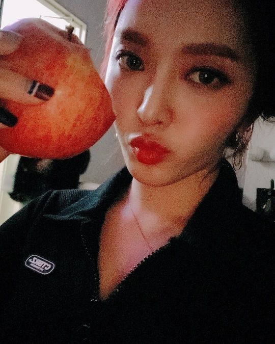 AOA Chan Mi has revealed her routine to fans.Chan Mi posted a picture on her Instagram page on December 6 with an apple-shaped emoticon.In the open photo, Chan Mi is staring at the camera with a bite of apple in his hand under the dark light.Chan Mi showed off her distinct features and drew attention with her watery Beautiful looks.The netizens who saw this responded such as My face is apologetic, It is so beautiful, It is Snow White.Lee Ha-na