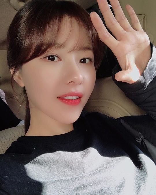 Actor Park Ha-na said hello.Park Ha-na posted a picture on December 6 with an article entitled Be careful with Flu on her personal instagram.In the photo, Park Ha-na was wearing a black knit and looked up in her palm.Park Ha-na pulls Eye-catching as the sunshine shines on her clothes, evoking a pattern-like look.Choi Yu-jin