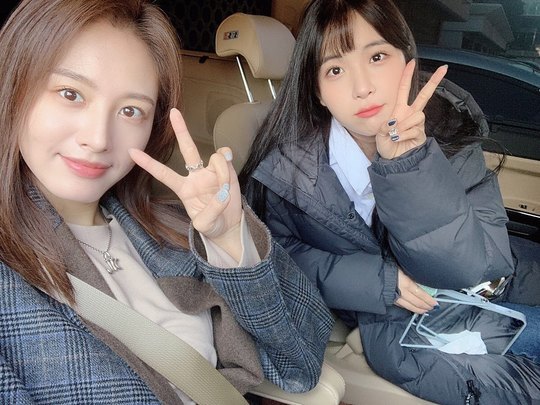 Group Rainbow leader Kim Jae-kyung and member Hyunyoung boasted their Beautiful looks.Hyunyoung posted a picture on his instagram on December 6 with an article entitled Park Myung-soos radio show with his sister.The photo shows Kim Jae-kyung and Hyunyoung sitting side by side in the car. Kim Jae-kyung and Hyunyoung smile while taking a V-pose.The fans who responded to the photos responded such as It is so beautiful, Fighting and It is cute enough to bite.delay stock