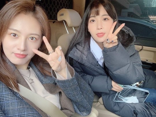 Group Rainbow leader Kim Jae-kyung and member Hyunyoung boasted their Beautiful looks.Hyunyoung posted a picture on his instagram on December 6 with an article entitled Park Myung-soos radio show with his sister.The photo shows Kim Jae-kyung and Hyunyoung sitting side by side in the car. Kim Jae-kyung and Hyunyoung smile while taking a V-pose.The fans who responded to the photos responded such as It is so beautiful, Fighting and It is cute enough to bite.delay stock