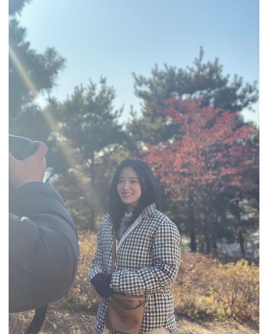 Actor Lee Se-young has started out in Hanyang City Outing with warm attire.Lee Se-young posted several photos on December 6th on the personal Instagram with the article It was a meaningful time to walk around Professor Seo Kyung-duk and Fortress Wall of Seoul and think about our own heritage.Lee Se-young in the photo is wearing a checkered padding jacket and a fur glove on both hands.Lee Se-young attended the Fortress Wall of Seoul Global Promotion Event held on December 6th at the Fortress Wall of Seoul Namsan section in Jung-gu, Seoul.Professor Seo Kyung-duk and group New East Aaron joined the publicity with Lee Se-young, walking together on the Fortress Wall of Seoul despite the cold.Choi Yu-jin