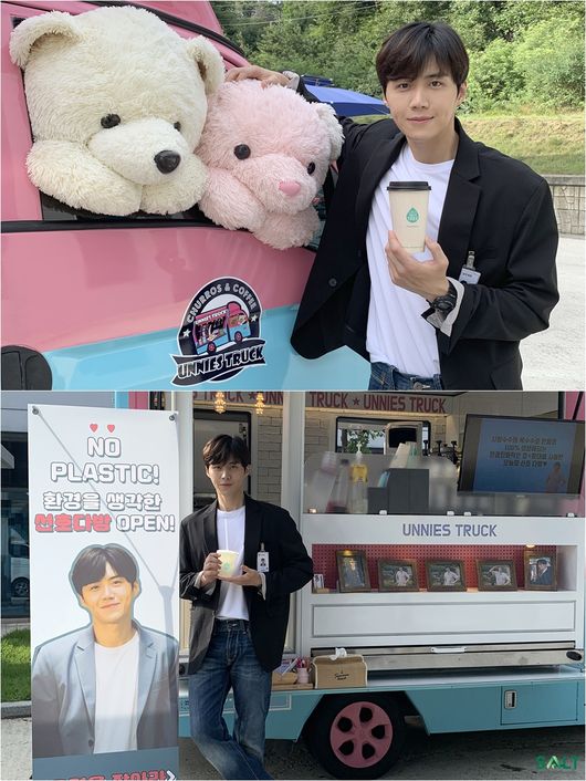 Actor Kim Seon-ho cheered on the Catch Phantom Actor, staff with a special Gift.On the 6th, Salt Entertainment said, Kim Seon-ho gave a gift to Coffee or Tea at the shooting site for Actor and staff at the time of filming TVN Mon-Tue drama Catch Phantom.I prepared to express my gratitude to the staff who suffered on the set, and I used environmentally friendly cups and straws to help protect the environment a little.I hope that the environment will be well-received, along with the Catch Phantom Actor and staff. Kim Seon-ho in the photo with the news captures the Sight as he stares at the camera with a soft smile in front of Coffee or Tea.He puts his hand on a large doll and smiles dimples, and stands with a banner with the phrase Pupén, which is a preference for the NO PLASTIC environment.Kim Seon-ho used 100% biodegradable cups and straws for Coffee or Tea in May, after Gifting tumblers that were donated to the filming site of Uracha Waikiki 2, made of sugarcane and corn.In addition, he is known to participate in the Plastic Free Challenge, a relay environment protection campaign that took place this year, and to make efforts to carry tumblers instead of disposable cups to protect the environment.Meanwhile, TVN Mon-Tue drama Catch the Phantom, which includes Kim Seon-ho, Moon Geun-young, Jung Yoo-jin and Ki Do-hoon, will be broadcast every Monday and Tuesday at 9:30 pm.Salt Entertainment