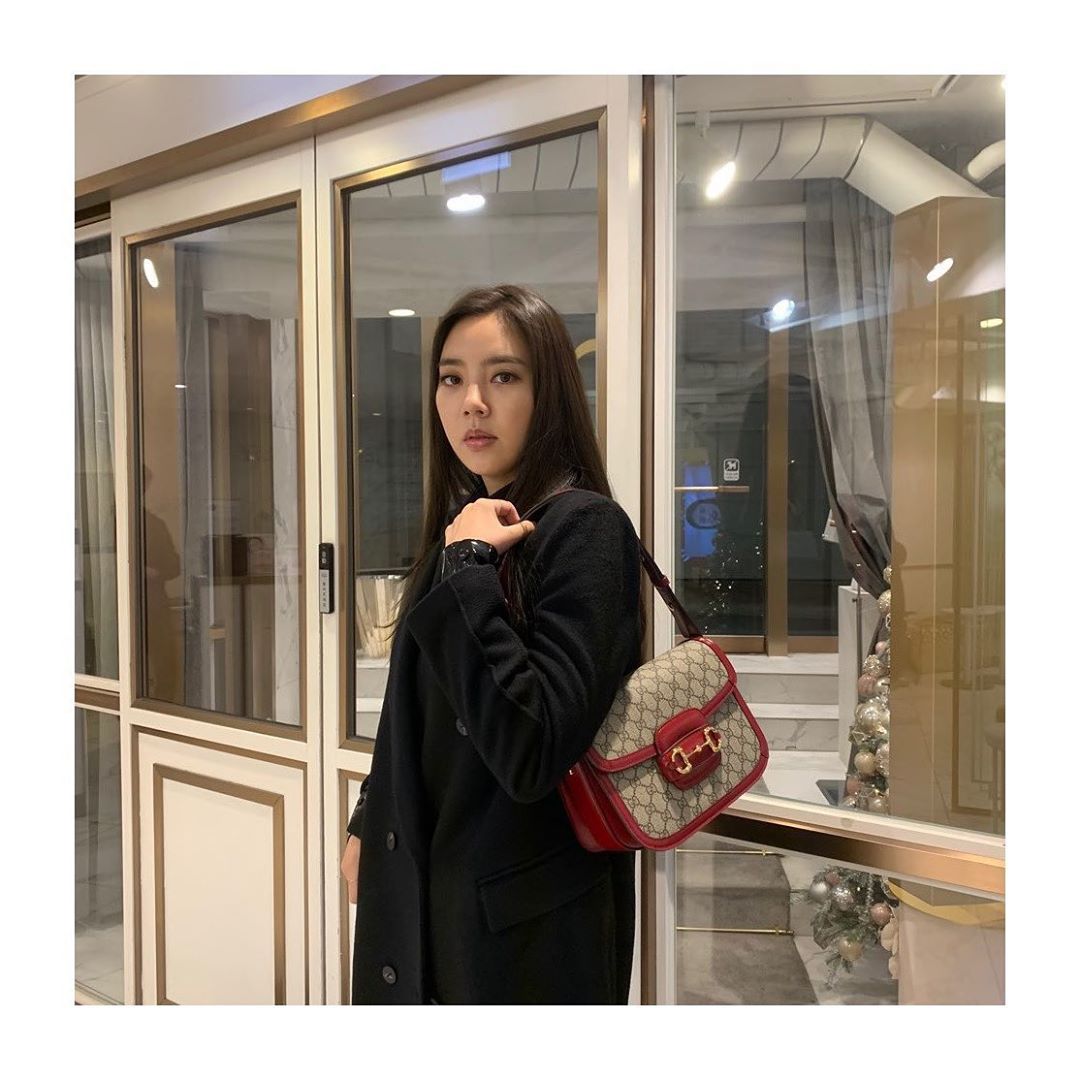 Singer and actor Son Dam-bi has reported his recent situation.On the 6th, Son Dam-bi posted a picture on his instagram  with a picture Thank you.In the photo, Son Dam-bi is wearing a beige bag in a black coat and looking at the camera with his long hair hanging down.Son Dam-bi appeared on KBS 2TV drama Mombaek Flower which ended on the 21st of last month.Photo = Son Dam-bi Instagram  