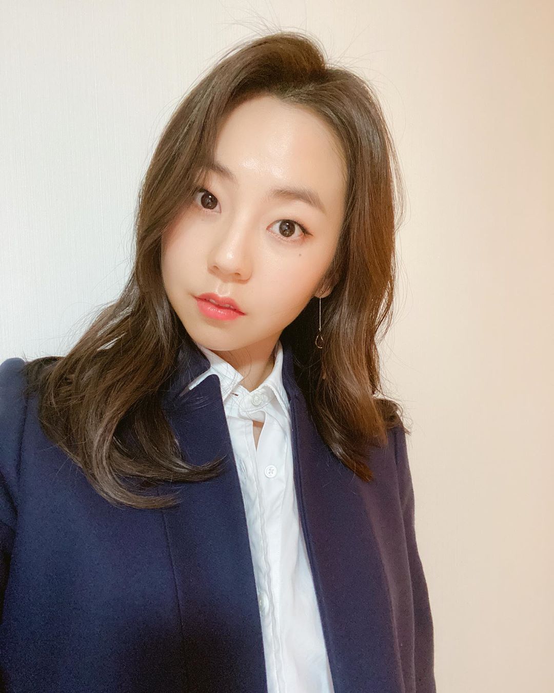 Sohee has unveiled Selfie.Singer and actor Sohee posted a picture on his Instagram on the 5th with an article called .The photo shows Sohee in a navy coat looking at the camera. The calm and mature figure attracted netizens attention.When the photos were released, netizens responded in various ways such as My sister is so beautiful, Wow is cool, I want to see Sohee.Meanwhile, Sohee appeared in the JTBC drama Uracha Waikiki 2 which last May.Photo: Sohee Instagram