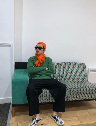 Actor Yi Dong-hwi has shown a unique fashion.Yi Dong-hwi posted several photos on his Instagram on the 6th with the article Carrot.Yi Dong-hwi in the public photo matches orange binnie and shawl, and is wearing a green knit top.Especially, it adds black sunglasses to show off carrot fashion and attracts attention.On the other hand, Yi Dong-hwi is appearing in TVN drama Nida Chillima Mart.Photo: Yi Dong-hwi SNS