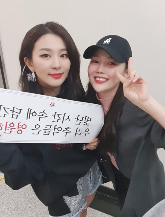 I love you, sir!Red Velvet Concert Visit Celebratory photo by OH MY GIRL Choi Hyo-jungIt attracts this attention.On the 6th, OH MY GIRL SNS posted a message from member Choi Hyo-jung.Choi Hyo-jung said, The concert savoie of Red Velvet who made unforgettable memories is wonderful and beautiful!I was the best. I love you, Savoie! And released a picture taken with Red Velvet members.Their warm friendship in the photo was enough to attract netizens attention.Red Velvets third solo concert, La Rouge (La Rouge), was held at the Seoul Korea University Hwajeong Gymnasium between November 23 and 24.Red Velvets unique musical color, intense performance, and colorful stage production combined with the fascinating performance attracted the audience.In particular, Red Velvet has performed hits such as Russian Roulette, Red Flavor, Power Up, and other hits, as well as Zimzalabim, Uppah Uppah, and The ReVpah Uppah this year The songs released through the e Festival (The Reeve Festival) have also presented a variety of stages.On the other hand, Red Velvet will go on an overseas tour after the Seoul performance, and will launch the second Arena Tour in Japan, Red Velvet Arena Tour in JAPAN - La Rouge (Red Velvet Arena Tour Japan - La Rouge) from January 2020.