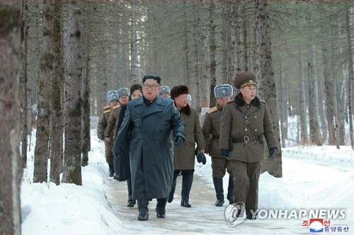 김정은, 군 간부들과 함께 백두산 등정·혁명전적지 시찰 (서울=연합뉴스) 김정은 북한 국무위원장이 군 간부들과 함께 백두산지구 혁명전적지를 시찰하고 백두산을 등정했다고 조선중앙통신이 지난 12월 4일 보도했다. 김 위원장이 간부들과 함께 걷고 있다.       [국내에서만 사용가능. 재배포 금지. For Use only in the Republic of Korea. No Redistribution] nkphoto@yna.co.kr