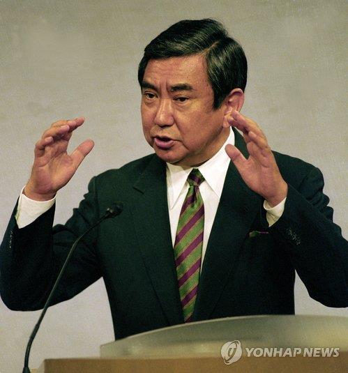 1993년 8월 4일 오후 일본 총리관저에서 일본군 위안부 문제에 관한 일본 정부의 조사 결과를 발표하는 고노 요헤이(河野洋平) 당시 관방장관. [교도=연합뉴스 자료사진]