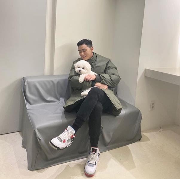 Park Seo-joon reveals affection for PetOn the 6th, Park Seo-joon posted a picture of Pet on his SNS with an article called My Little.Park Seo-joon, who sits with Leg in the open photo, holds Pet. I feel affection in his eyes looking at Pet.Park Seo-joons warm visuals and the loveliness of puppy attract attention.Meanwhile, Park Seo-joon will appear in JTBCs new drama One Clath, scheduled to air in 2020.