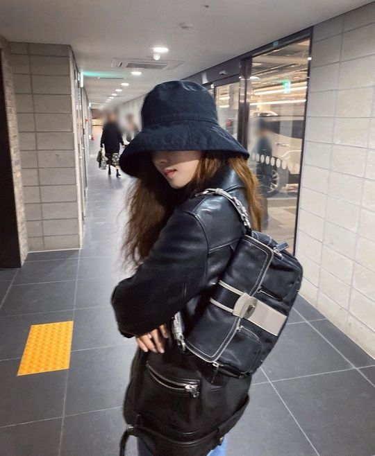 Group T-ara member Hyomin showed off a chic atmosphere.On December 7, Hyomin posted two photos on his Instagram with an article entitled Mother Oldback 20 years ago.In the public photos, there is a picture of Hyomin, which emits a unique charm with all black fashion.Hyomin is eye-catching as she shows off her superior visuals despite covering her face with a hat.Park So-hee