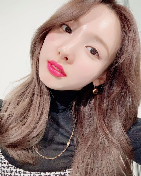 TWICE Nayeon showed off her innocent lookNayeon posted several photos on December 7th in TWICE official Instagram with an article entitled I want you to like self-help that you have chosen.In the open photo, Nayeon is staring at the camera with various poses.Nayeon, who created a pure atmosphere with white skin and long wave hair, added a lovely charm with red lip points.The netizens who saw this responded I like it completely and I am so pretty.Lee Ha-na