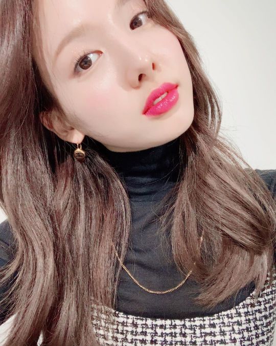 TWICE Nayeon showed off her innocent lookNayeon posted several photos on December 7th in TWICE official Instagram with an article entitled I want you to like self-help that you have chosen.In the open photo, Nayeon is staring at the camera with various poses.Nayeon, who created a pure atmosphere with white skin and long wave hair, added a lovely charm with red lip points.The netizens who saw this responded I like it completely and I am so pretty.Lee Ha-na