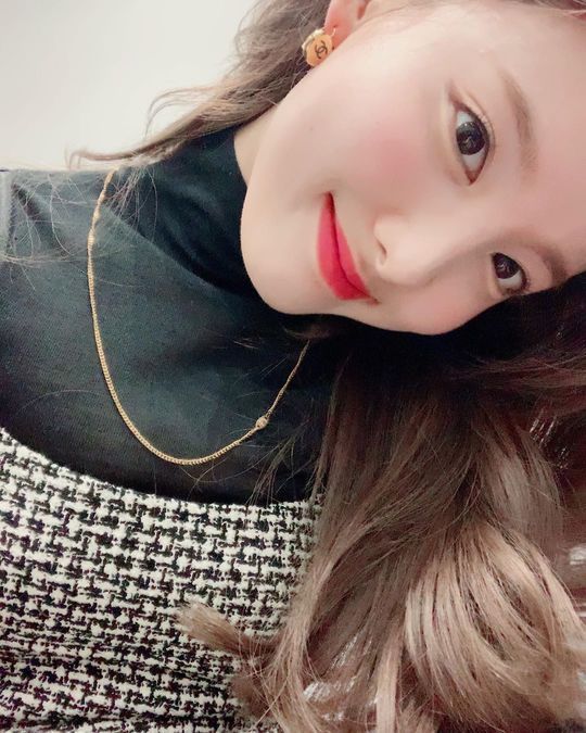 TWICE Nayeon showed off her innocent lookNayeon posted several photos on December 7th in TWICE official Instagram with an article entitled I want you to like self-help that you have chosen.In the open photo, Nayeon is staring at the camera with various poses.Nayeon, who created a pure atmosphere with white skin and long wave hair, added a lovely charm with red lip points.The netizens who saw this responded I like it completely and I am so pretty.Lee Ha-na