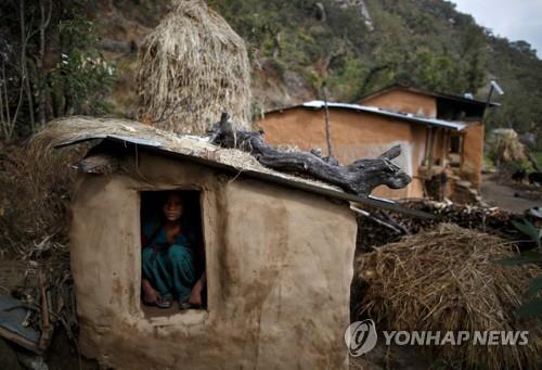 네팔 여성이 생리 기간에 격리되는 오두막 [로이터=연합뉴스]