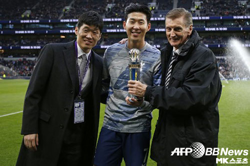 박지성(왼쪽)이 손흥민(가운데)의 아시아축구연맹(AFC) 올해의 국제선수상 시상을 위해 7일(현지시간) 2019-20시즌 프리미어리그(EPL) 16라운드 토트넘-번리전이 열리는 영국 런던의 토트넘 홋스퍼 스타디움을 찾았다. 사진(英 런던)=ⓒAFPBBNews = News1