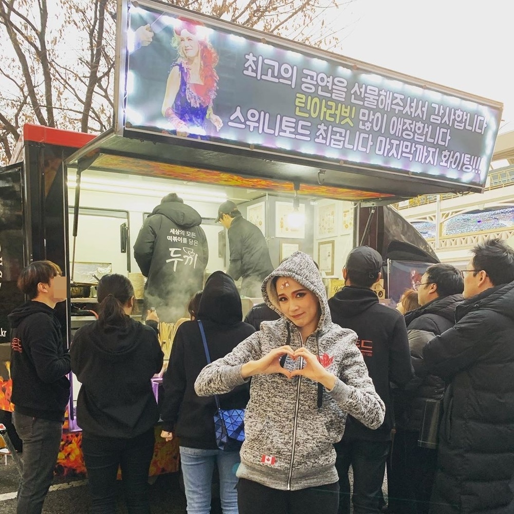 Singer and Actor Lina was moved by her husbands surprise gift.On December 7, she wrote to her instagram, Can you be so surprised. Im impressed. Thank you. Love you. Bunch. Husband.I love you. In the photo, Lina stands in front of a snack car sent by her husband Jang Seung-jo and draws a heart with her hand.I love Lynne Arubit. Sweeney Todd is the most. Fighting to the end. I feel Jang Seung-jos affection for his wife, Lynah.The netizens who saw this responded such as a good couple to see, It is so good to see each other Cheering while each of you is working together and Do you want to be strong.Lee Ha-na