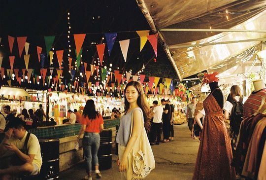 Singer and actor Jung Chae-yeon boasted a pure beauty.Jung Chae-yeon posted a picture on his instagram on December 8 with an article entitled Bangkok taken by my mother.Inside the picture was a picture of Jung Chae-yeon walking through the Bangkok night market; Jung Chae-yeon smiles at the camera.Jung Chae-yeons innocent beauty catches the eye.delay stock