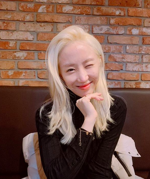 Sunday said she fell into Elsa disease as she unveiled her blonde Hair style.Singer and musical actor Sunday posted several photos on his instagram on the 7th with the article Elsa, pork belly edible # Elsa disease # Dress living tax # Mommy and me.In the photo, Sunday is transformed into a perfect blonde hair style and is smiling.It attracted attention with the appearance of the main character Elsa of the recently released movie Winter Kingdom 2.Sweet Flower the Grace Sunday announced the marriage news on the 7th of last month by introducing a wedding picture through SNS.He introduced the prospective groom as a singer, a singer, a weak progressive, not me, who cares for and loves and cares for my real self, who is uneasy and immature. With him, I am not afraid of Sunday or progress, He said.Sunday SNS