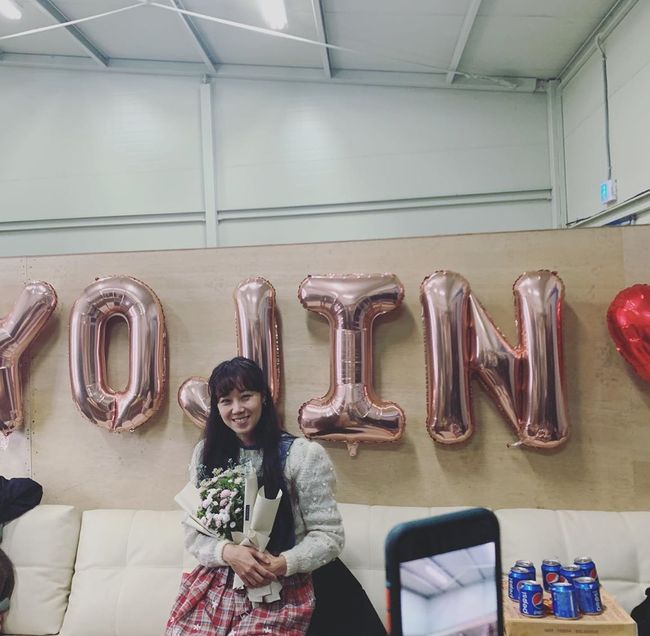 Actor Gong Hyo-jin gave a clear smile to the viewers.Gong Hyo-jin posted a few photos on his Instagram on the 8th, and reported the latest.Inside the photo was a picture of Gong Hyo-jin, who is thrilled to see his name-shaped balloon and bouquet on the set.Gong Hyo-jin shows a smile with a girl-like Smile, who is genuinely pleased, and then holds a bouquet of flowers and catches the eye with a beautiful Smile like a flower.On the other hand, Gong Hyo-jin played Camellia in the KBS2 drama Camellia Flower which last month.