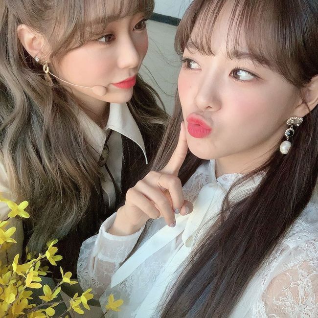 Girls group group Kim Se-jeong and WJSN Flexible Jung met.Kim Se-jeong posted an article and a photo on his instagram on the 8th.Inside the picture is Kim Se-jeong taking a picture with WJSN Flexible Jung.The two are posing with various facial expressions, such as face-to-face and drawing a V with their fingers.Kim Se-jeong and Flexible Jung have been working as girl group I.O.I.Although they are currently working in their own groups, they are expressing their welcome to meet on music broadcasts.On the other hand, Kim Se-jeong released a new song Tunnel on the 2nd.