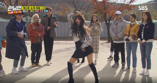 SBS Running Man, which was broadcast on the 8th, was featured as Running Man Investment Attraction.Guests included actors Kang Han-na, Lee Hee-Jin from Baby V.O.X, and OH MY GIRL YooAAAAA along with broadcaster YooAAAA Byung-jae.Host YooAAAA Jae-Suk introduced YooAAA as the main dancer of the OH MY GIRL. Haha asked, Doesnt your brother dance well?YooAAAAA said, My brother is acting as a choreographer.This was not the end. Even if it was an outdoor concrete floor stage, YooAAAAAs talent and dance instincts did not stop.YooAAAAA started its second stage in line with Michael Jacksons Smooth Criminal.Everyone was thrilled by the dance of YooAAA, which reproduces the choreography and Michael Jacksons unique performance.Lee Hee-Jin joined the team and they showed Baby V.O.X dance for a long time.Hot improv stage even in cold outdoors on SBS Running Man