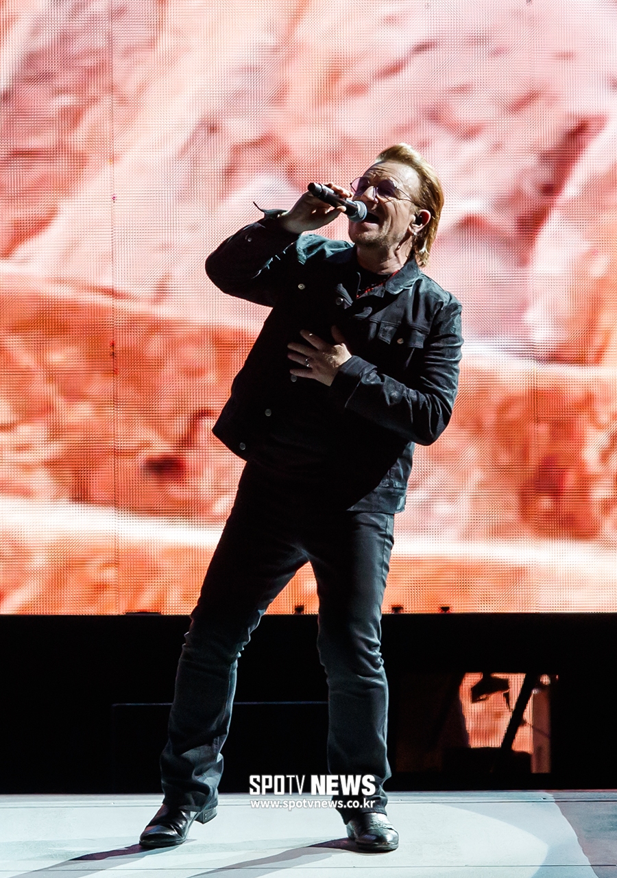 Band U2s first Elie Goulding - The Joshua Tree Tour 2019 was held at the Gocheok Sky Dome in Seoul Guro District on the afternoon of the 8th.Vocal Bono is in a frenzy.