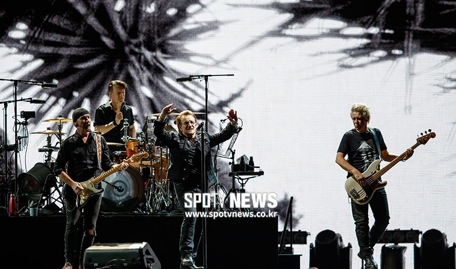 Band U2s first Elie Goulding - The Joshua Tree Tour 2019 was held at Gocheok Sky Dome in Guro-gu, Seoul on the afternoon of the 8th.Members who are presenting With or Without You.