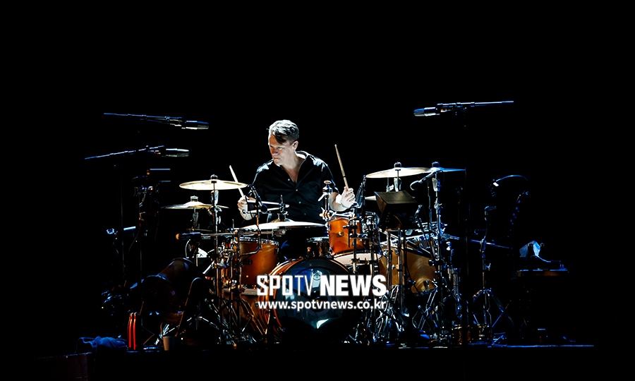 Band U2s first Elie Goulding - The Joshua Tree Tour 2019 was held at Gocheok Sky Dome in Guro-gu, Seoul on the afternoon of the 8th.Drummer Larry Mullen Junior is playing.