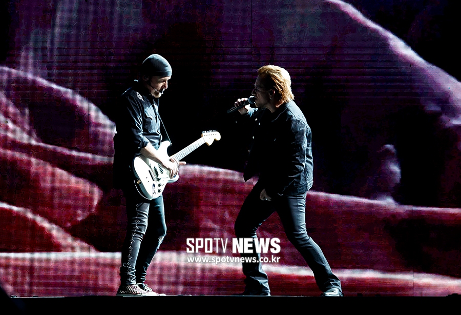 Band U2s first Elie Goulding - The Joshua Tree Tour 2019 was held at Gocheok Sky Dome in Guro-gu, Seoul on the afternoon of the 8th.Vocal Bono is enthusiastically tuned to the performance of Dee Edge.