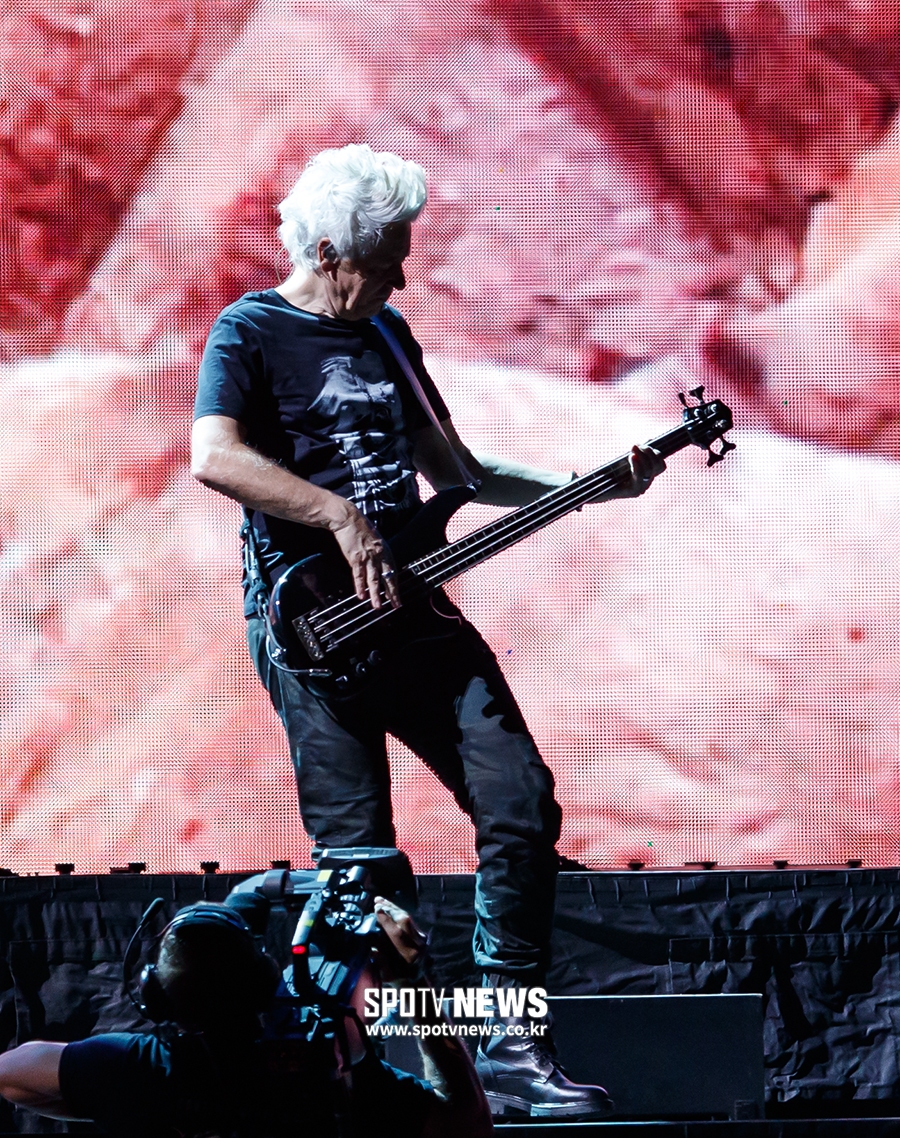 Band U2s first Elie Goulding - The Joshua Tree Tour 2019 was held at the Gocheok Sky Dome in Seoul Guro District on the afternoon of the 8th.Bassist Adam Clayton is playing.