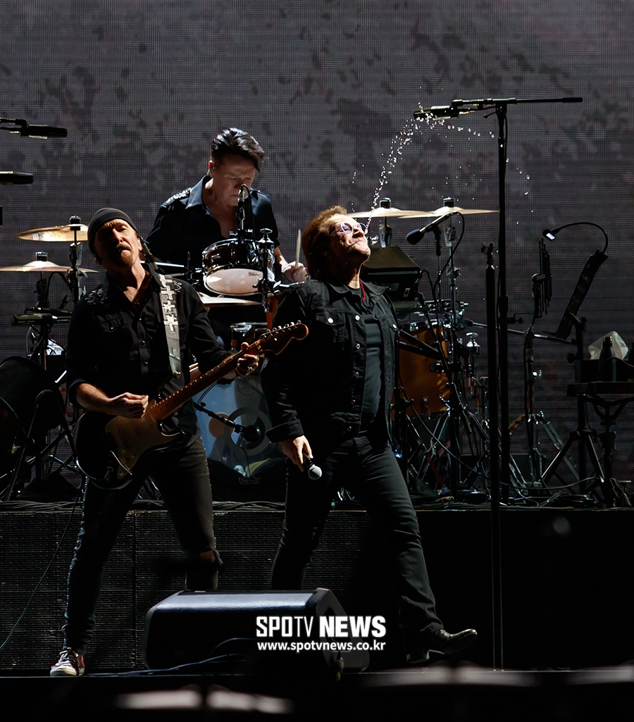 Band U2s first Elie Goulding - The Joshua Tree Tour 2019 was held at Gocheok Sky Dome in Guro-gu, Seoul, on the afternoon of the 8th.Vocal Bono, who is performing, is pumping water.