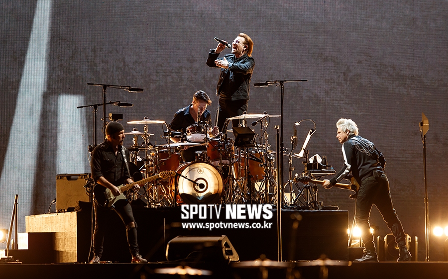 Band U2s first Elie Goulding - The Joshua Tree Tour 2019 was held at the Gocheok Sky Dome in Seoul Guro District on the afternoon of the 8th.The members are performing.