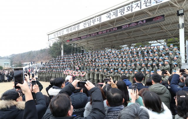 늠름한 모습의 파병장병들을 핸드폰에 담고있다.