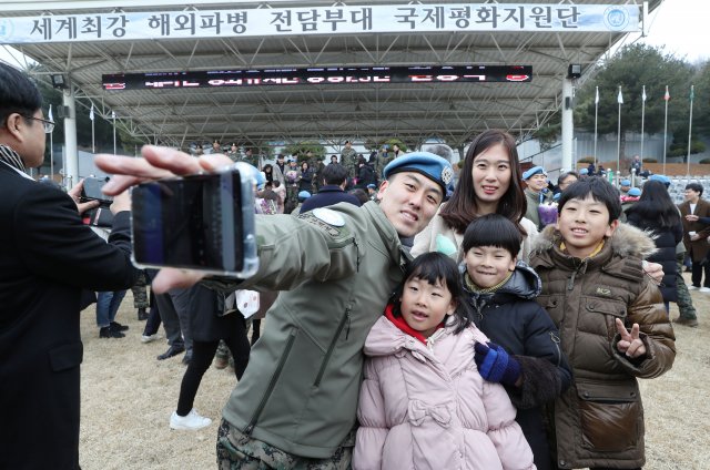 우리 가족 다같이 셀카 찍자. 파병장병이 환송나온 가족들과 기념사진을 찍고있다.